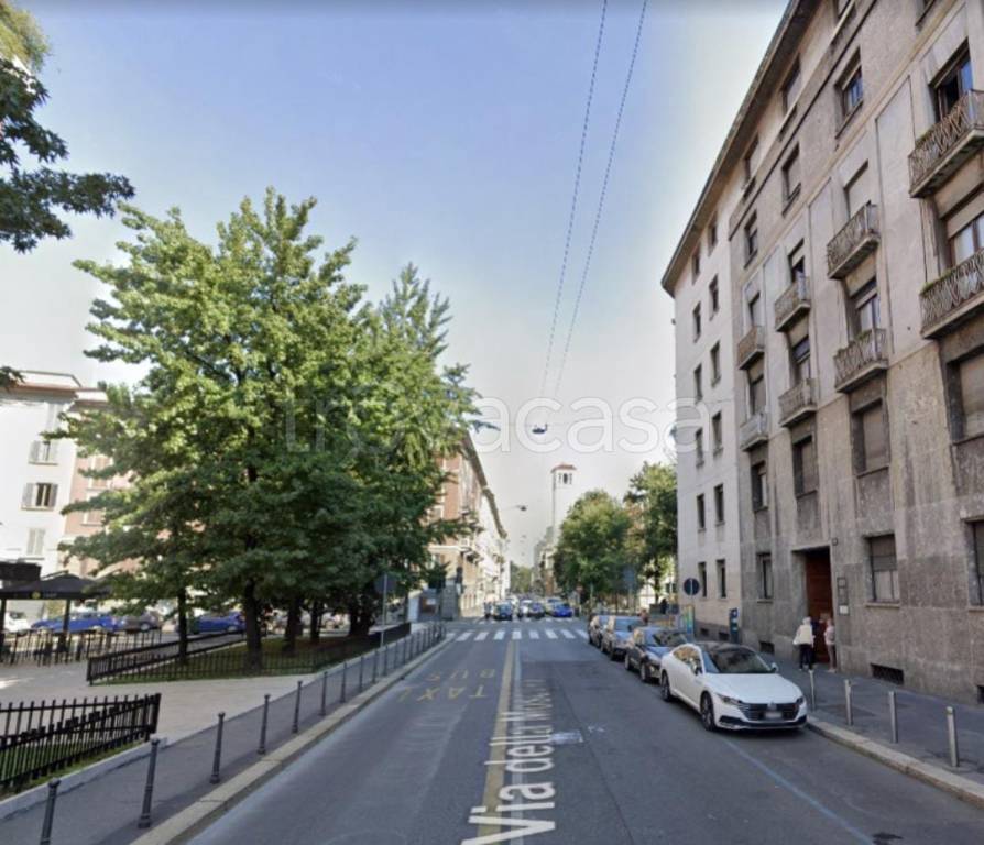 locale commerciale in vendita a Milano in zona Porta Nuova