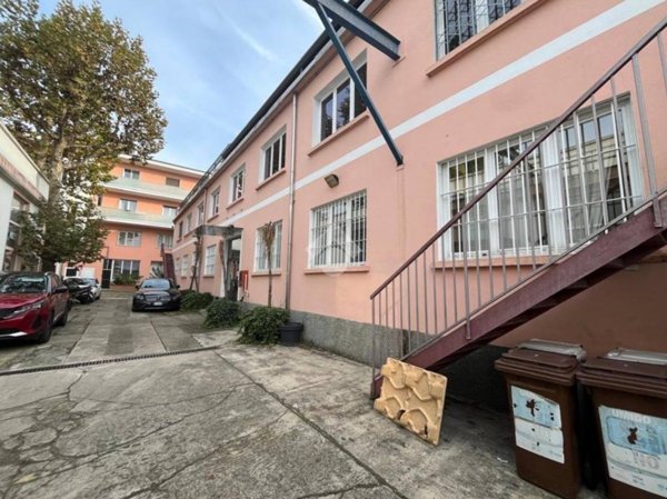 negozio in vendita a Milano in zona Famagosta
