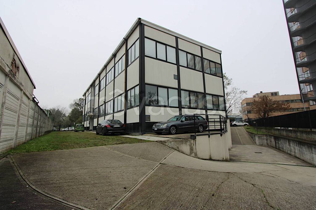 casale in vendita a Milano in zona Vigentino