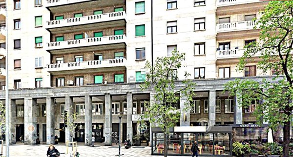 locale commerciale in vendita a Milano in zona Centro Direzionale