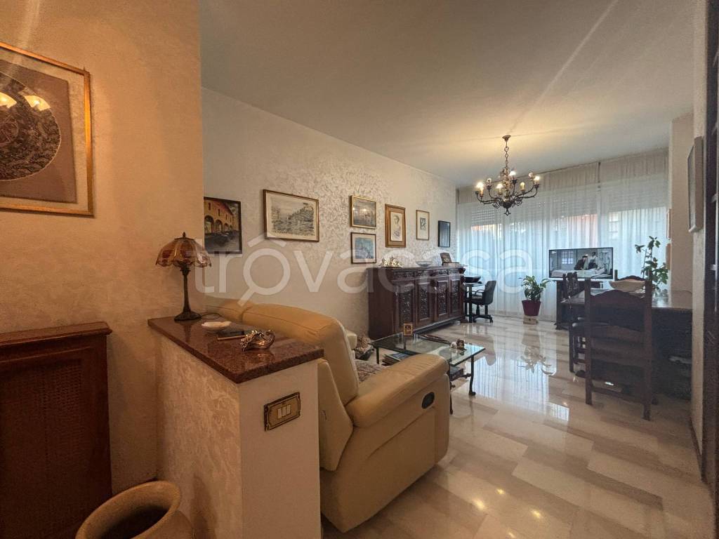 appartamento in vendita a Milano in zona Famagosta
