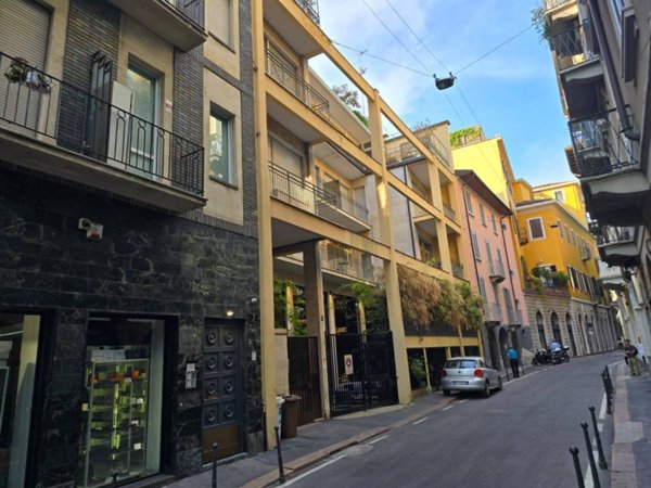 appartamento in vendita a Milano in zona Guastalla