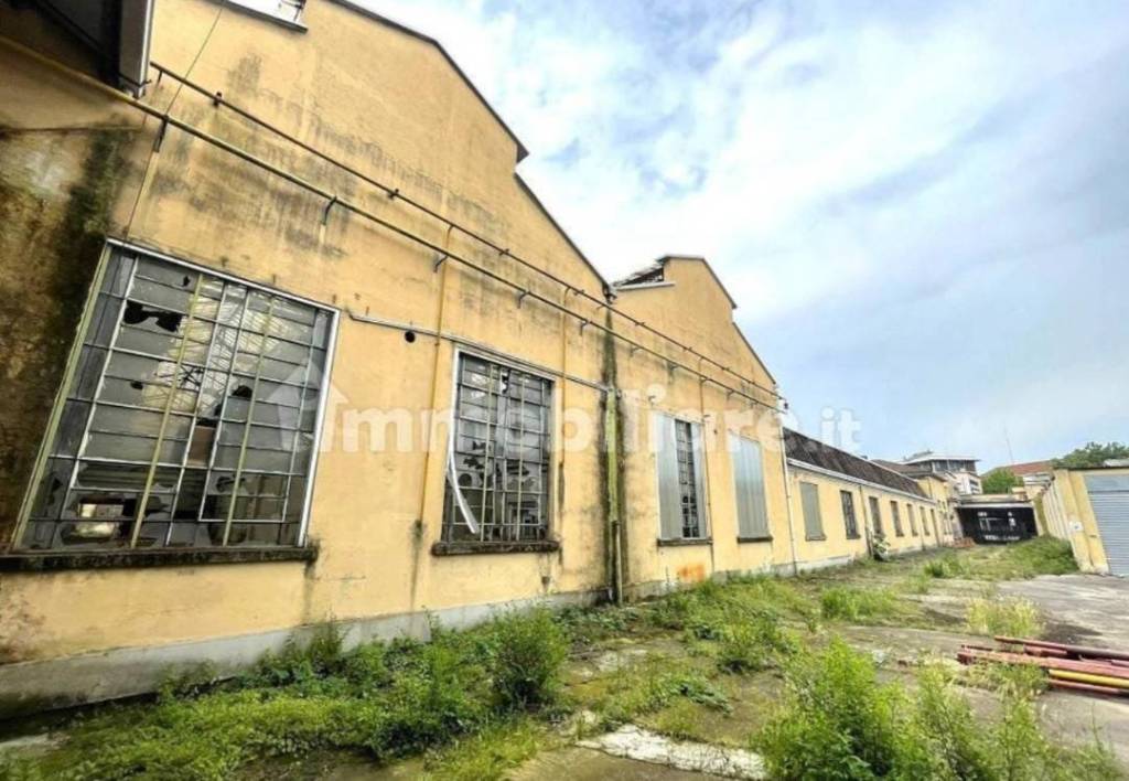 capannone in vendita a Milano in zona Lambrate