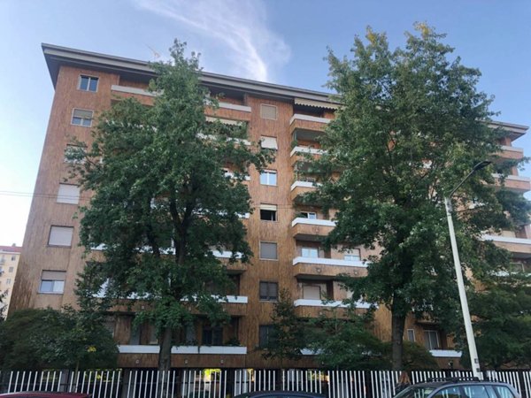 ufficio in vendita a Milano in zona Famagosta