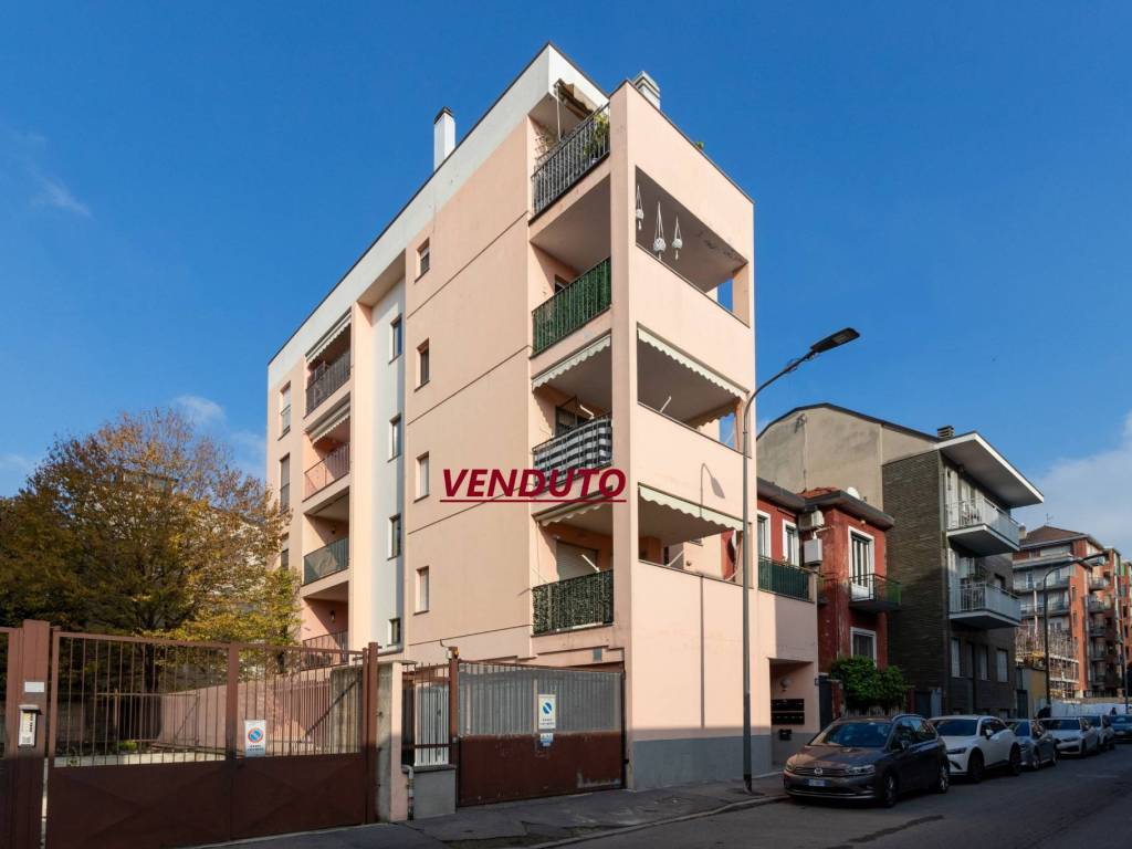 appartamento in vendita a Milano in zona Adriano