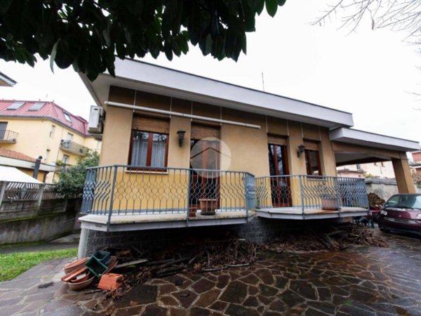 casa indipendente in vendita a Milano in zona Baggio