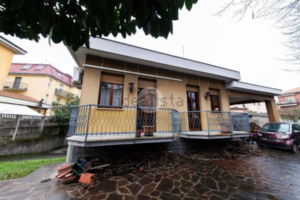 casa indipendente in vendita a Milano in zona Baggio