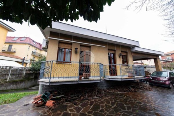 casa indipendente in vendita a Milano in zona Baggio