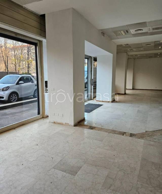 negozio in vendita a Milano in zona Piazzale Lodi