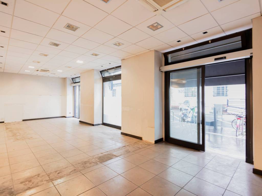 negozio in vendita a Milano in zona Guastalla