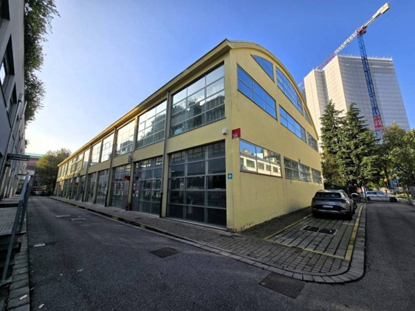 negozio in vendita a Milano in zona Barona