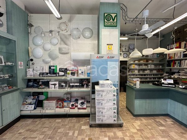 negozio in vendita a Milano in zona Lorenteggio