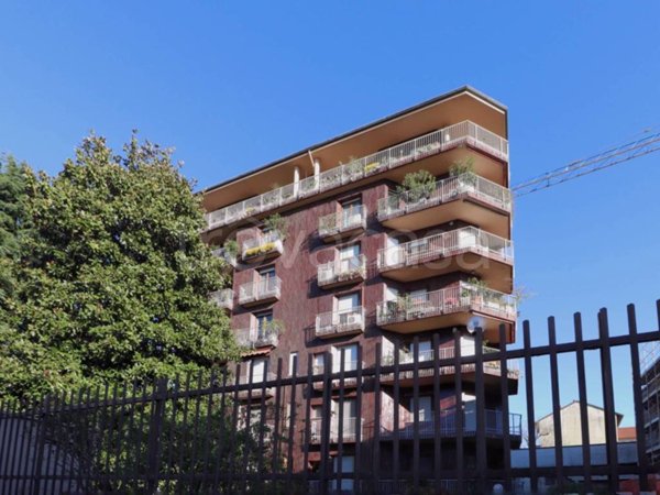 appartamento in vendita a Milano in zona Lorenteggio