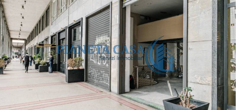 locale commerciale in vendita a Milano in zona Centro Direzionale
