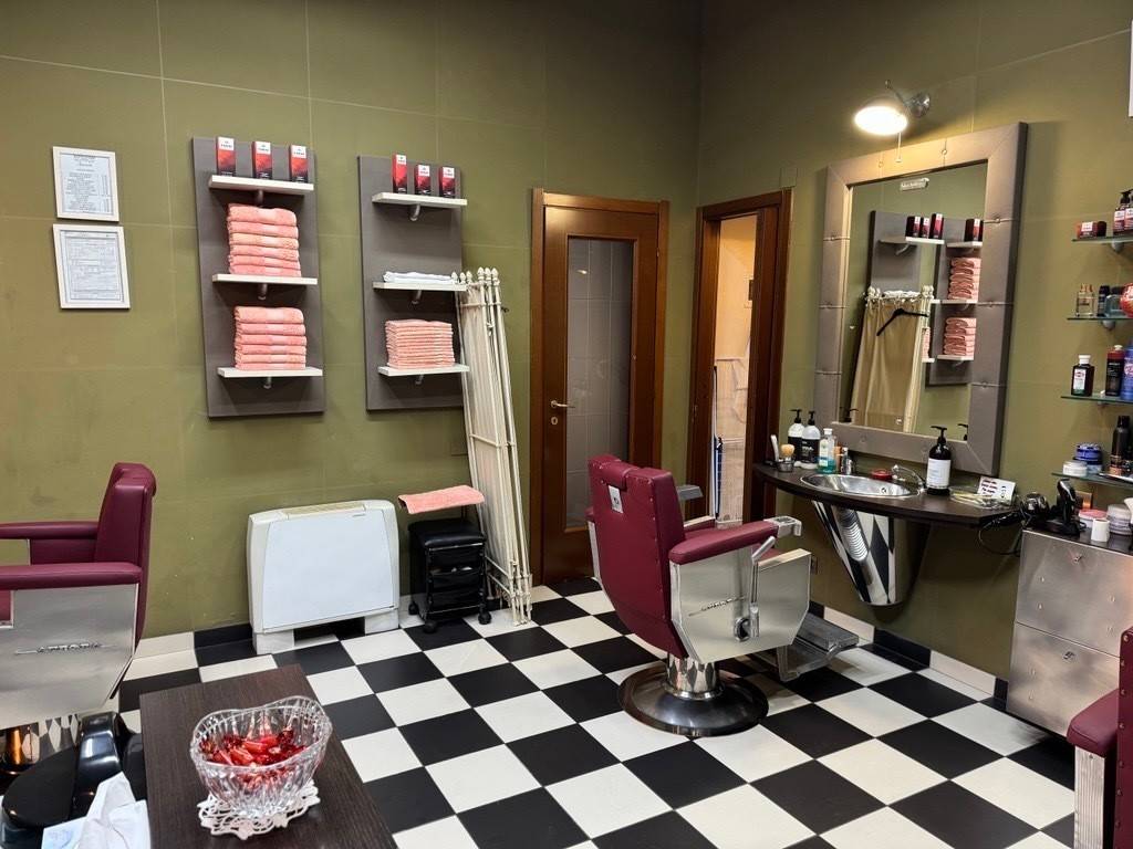 negozio in vendita a Milano in zona Guastalla