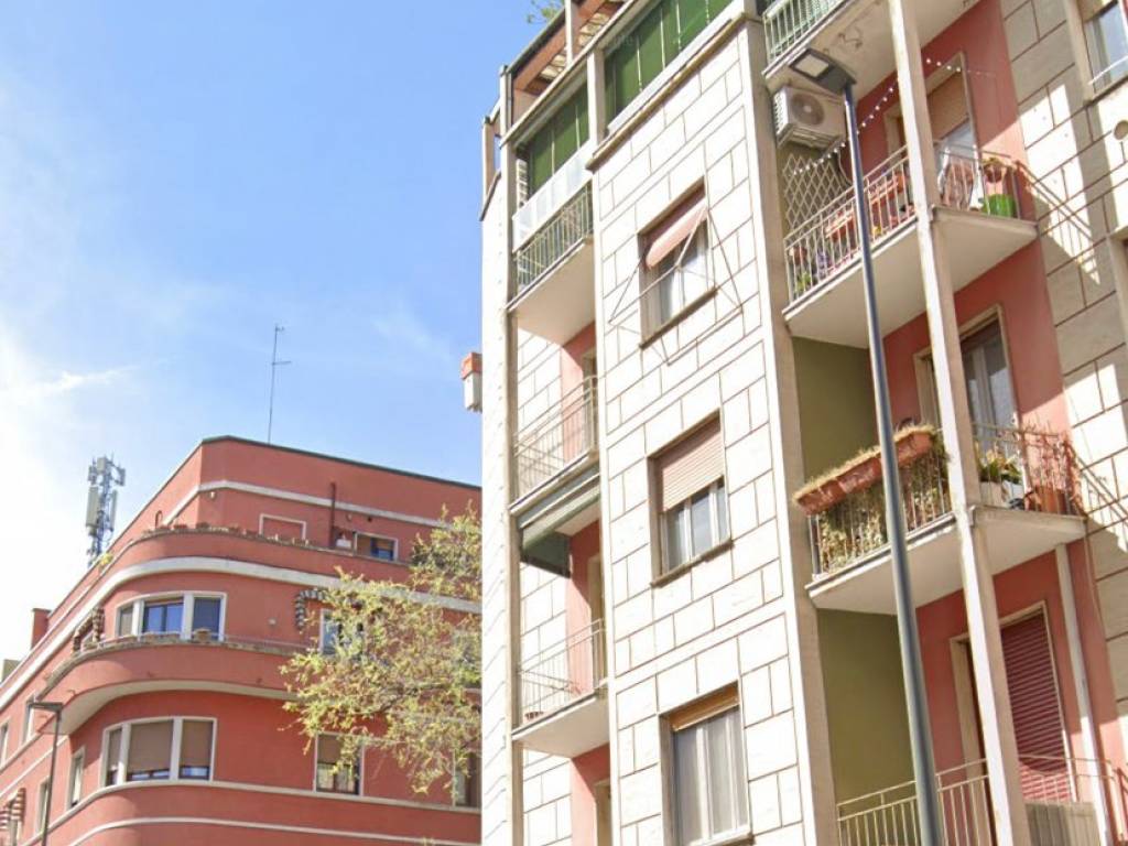 locale commerciale in vendita a Milano in zona Lorenteggio