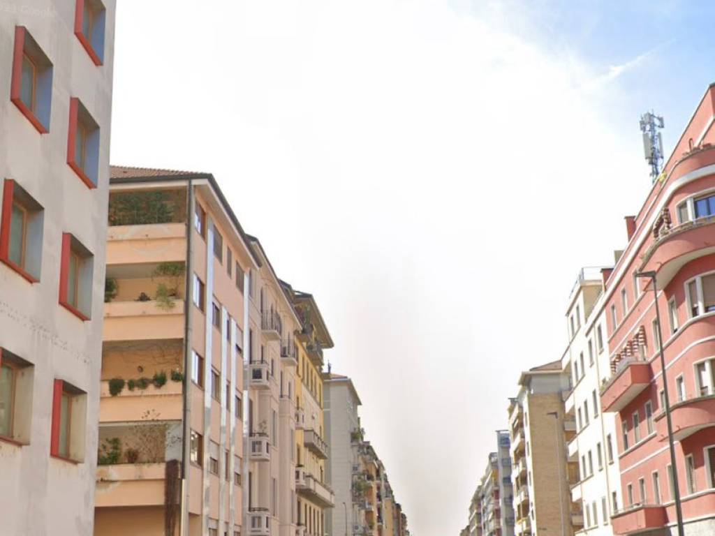 locale commerciale in vendita a Milano in zona Lorenteggio