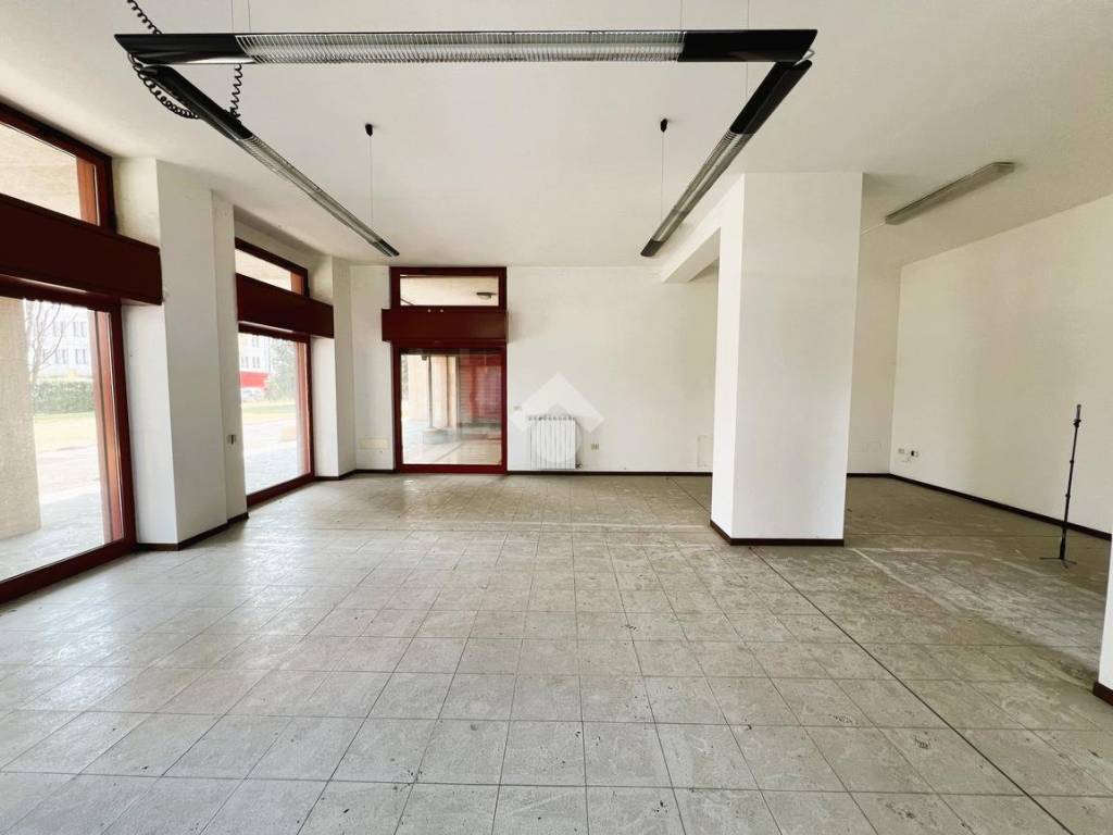 negozio in vendita a Milano in zona San Siro