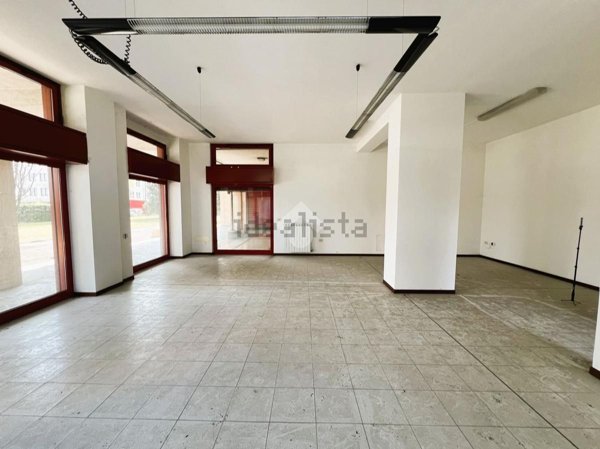 negozio in vendita a Milano in zona Gallaratese