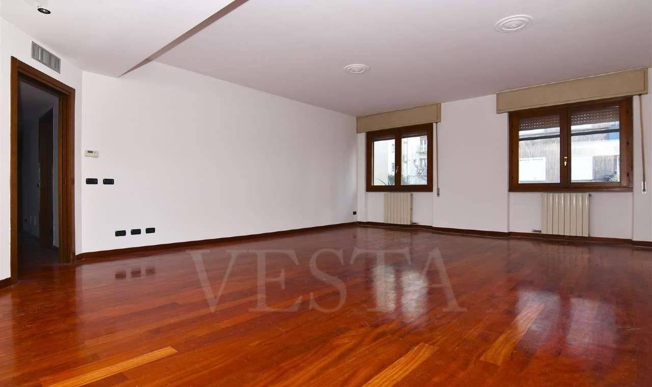 appartamento in vendita a Milano in zona Cagnola