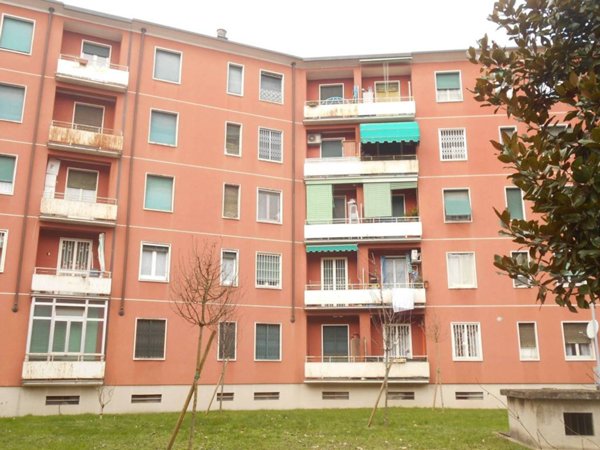 appartamento in vendita a Milano in zona Famagosta