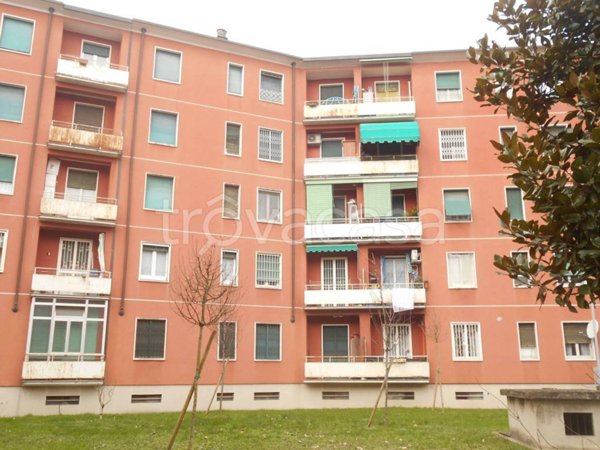 appartamento in vendita a Milano in zona Lorenteggio