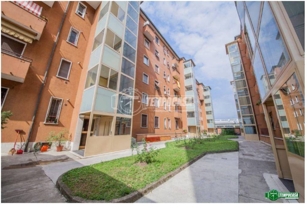appartamento in vendita a Milano in zona Cascina dei Pomi