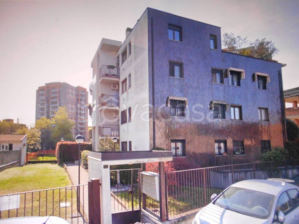 appartamento in vendita a Milano in zona Adriano