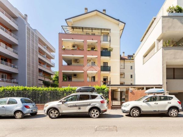 appartamento in vendita a Milano in zona Gorla