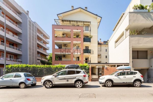 appartamento in vendita a Milano in zona Gorla
