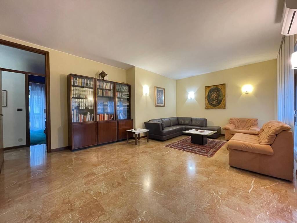 appartamento in vendita a Milano in zona Bullona