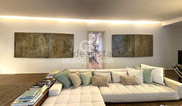 appartamento in vendita a Milano in zona Porta Nuova