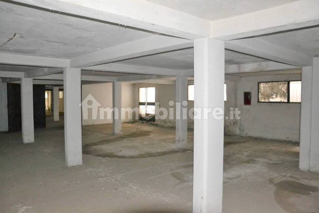 locale commerciale in vendita a Milano in zona Lorenteggio