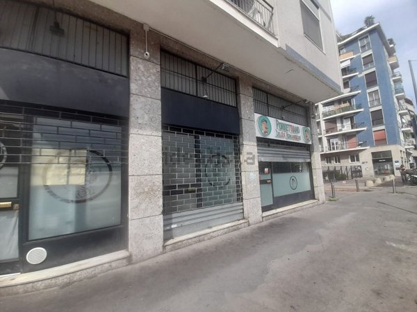 negozio in vendita a Milano in zona Lorenteggio