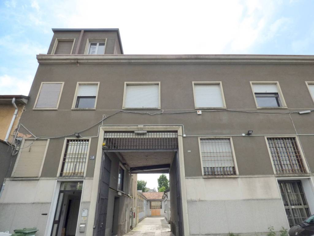 intera palazzina in vendita a Milano in zona Barona