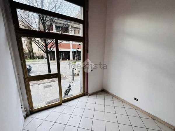 negozio in vendita a Milano in zona Affori