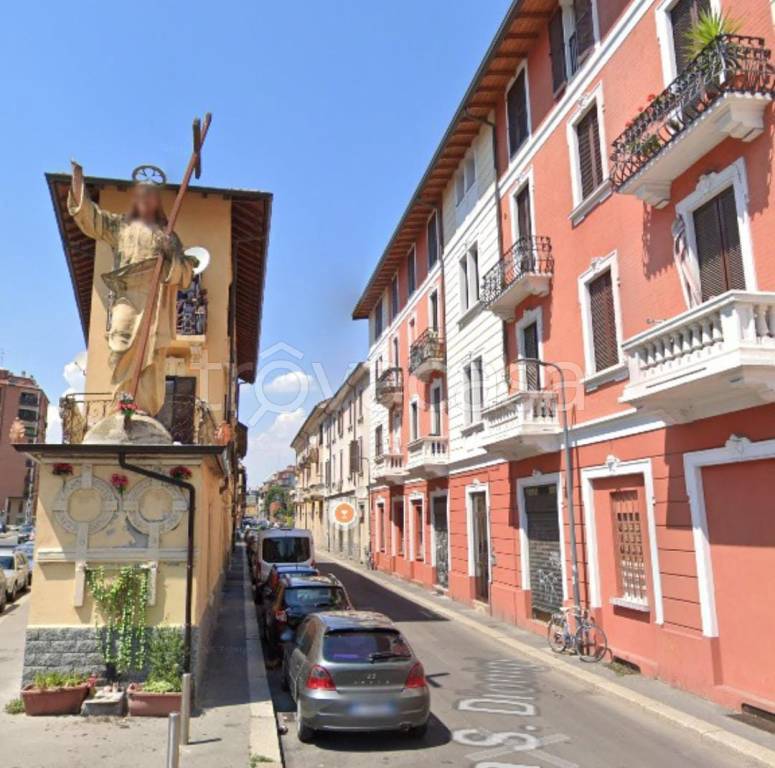 locale commerciale in vendita a Milano in zona Corvetto