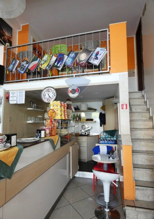 negozio in vendita a Milano in zona Barona