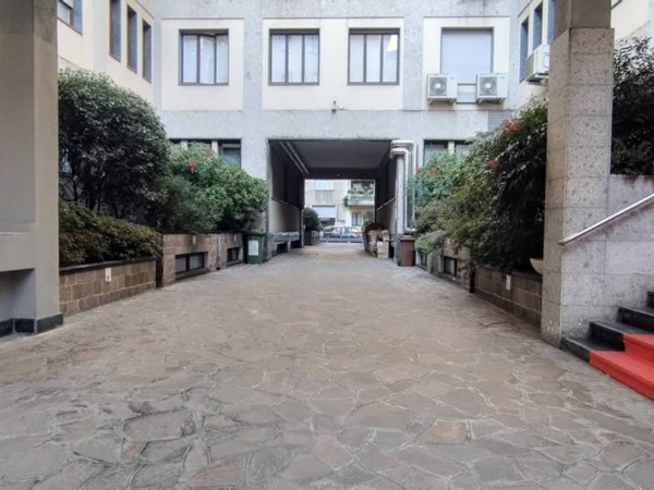 ufficio in vendita a Milano in zona Guastalla