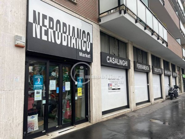 negozio in vendita a Milano in zona Famagosta
