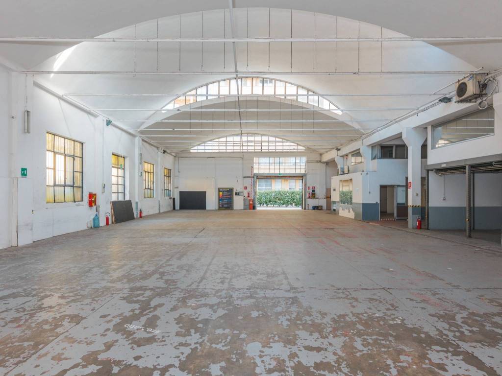 locale commerciale in vendita a Milano in zona Solari
