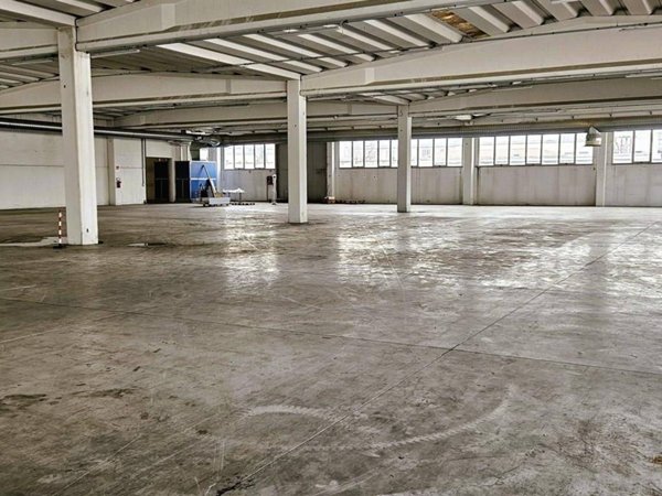 locale commerciale in vendita a Milano in zona Baggio