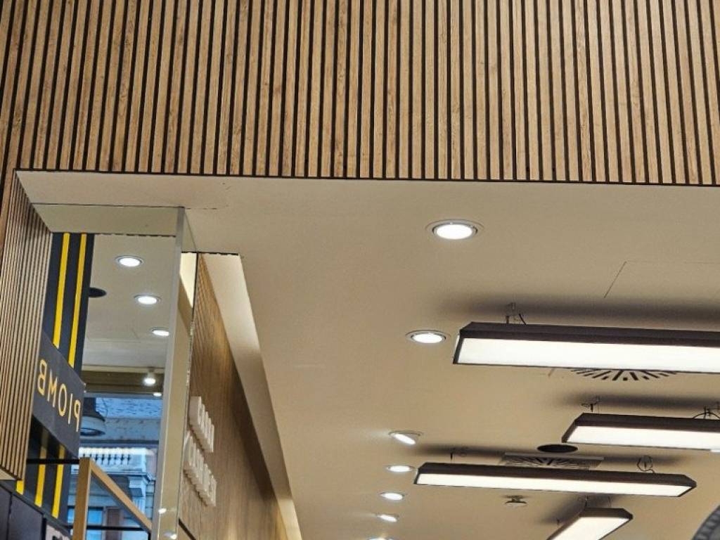 negozio in vendita a Milano in zona Porta Nuova