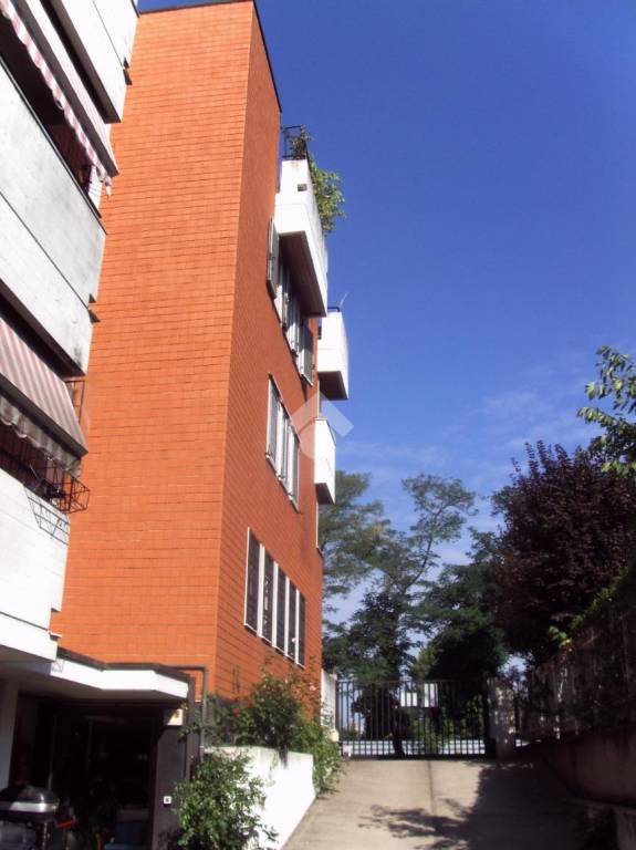 negozio in vendita a Milano in zona Baggio