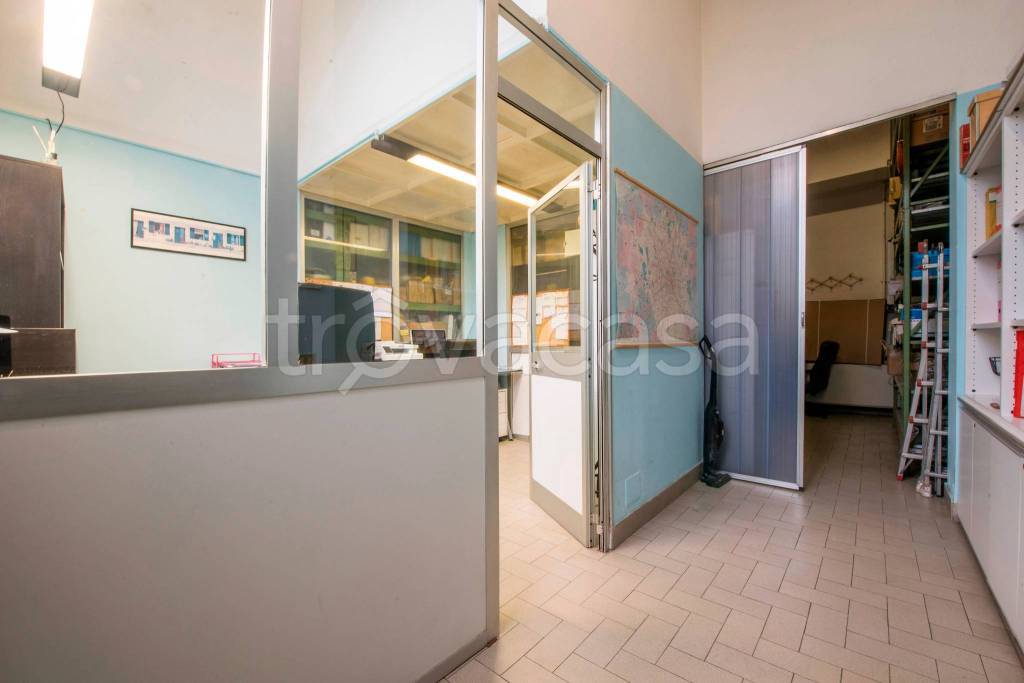 negozio in vendita a Milano in zona Corvetto