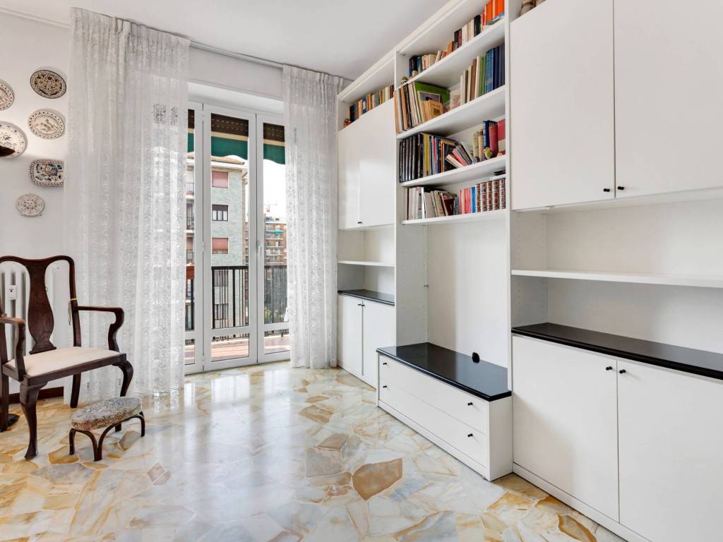 appartamento in vendita a Milano in zona Lorenteggio