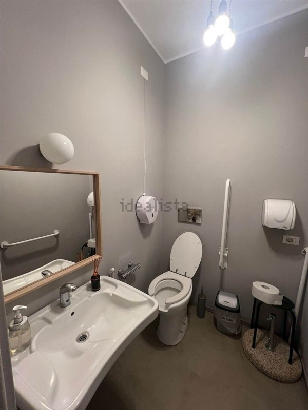 negozio in vendita a Milano in zona Lorenteggio