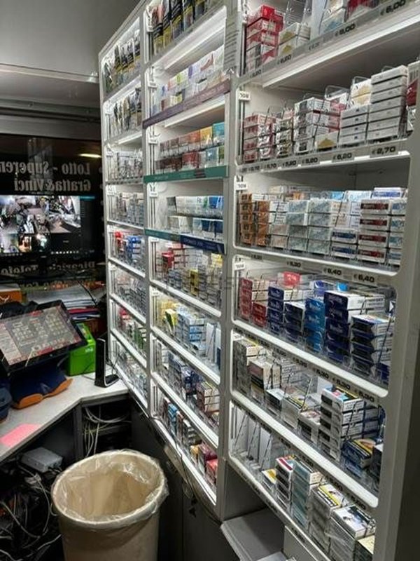 negozio in vendita a Milano in zona Barona