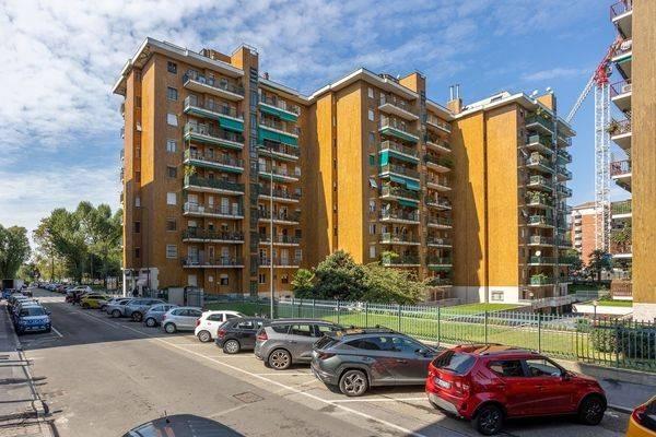 appartamento in vendita a Milano in zona Lorenteggio