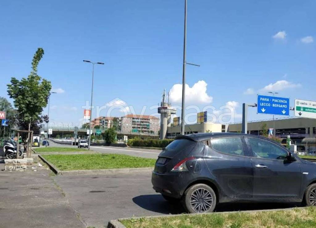 ufficio in vendita a Milano in zona Famagosta
